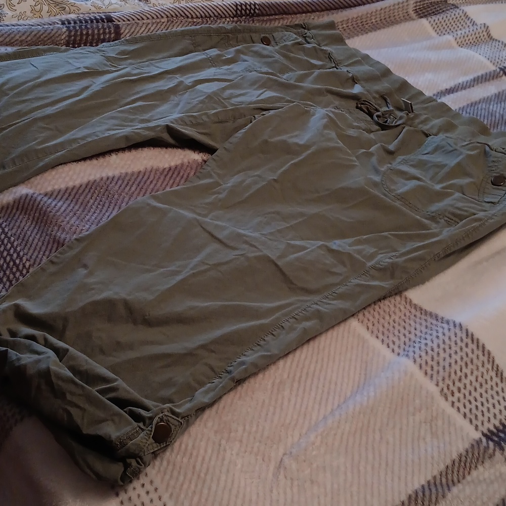 Old navy size 24 olive pants, crop or pants